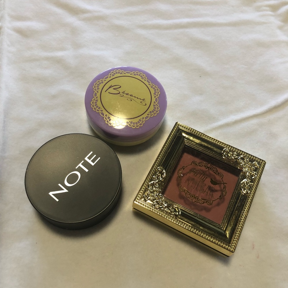 2 Blushes (never used) And 1 setting powder